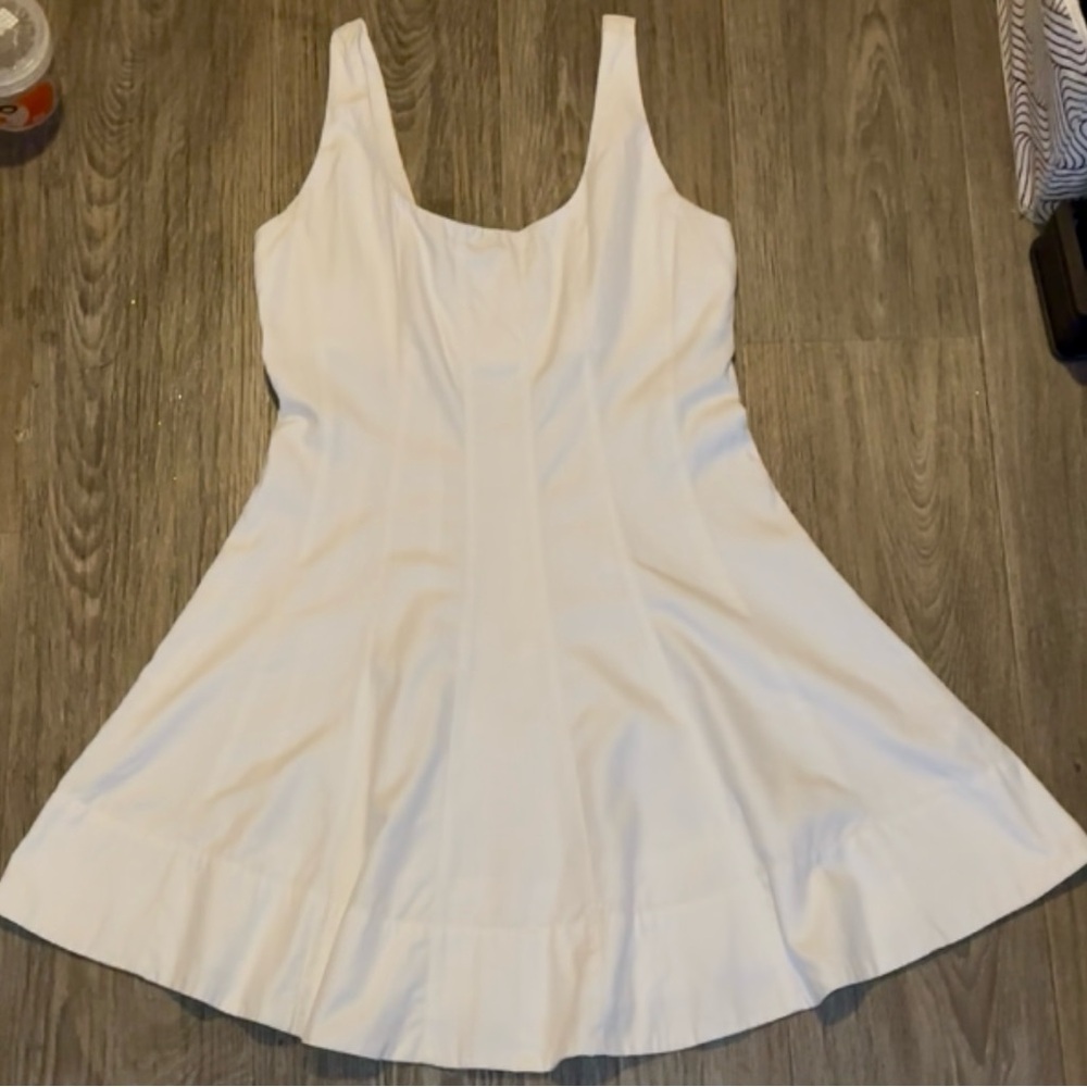 Elegant White Sleeveless Dress